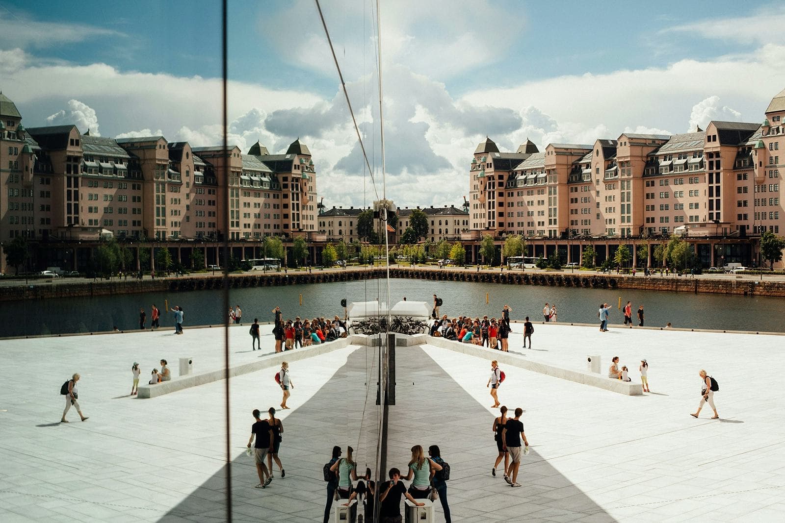 Blick auf den Platz und den Fluss in Oslo, mit den Spiegelungen der modernen norwegischen Architektur, eine unvergessliche Erfahrung der urbanen Kultur in Norwegen während des Austauschjahres.
